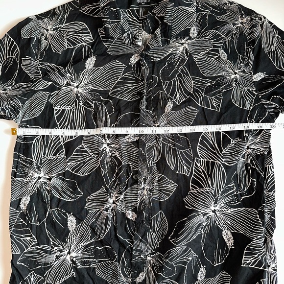 Forever 21 Men’s Size L Black Floral Hawaiian Shirt Short Sleeve 100% Cotton - Picture 7 of 7